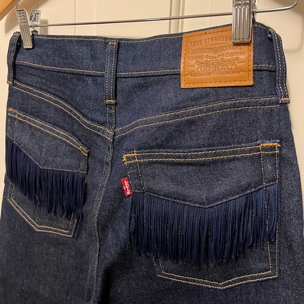 Levi’s Wedgie Straight Jeans. Tasseled detailing on back pockets. Size 28